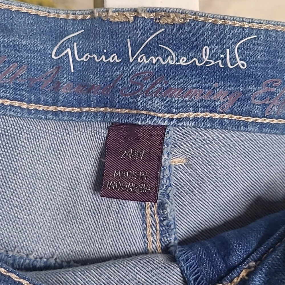New with tags! Gloria Vanderbilt Womens 24W blue jean denim Bermuda Shorts
